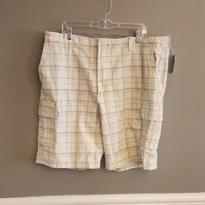 NWT Izod Men's Plaid Cargo Shorts - Beige And Light Green